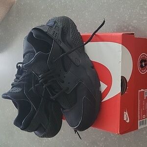 Used unisex Nike Huarache